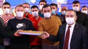 Başkan Böcek'ten güreşçilere baklava ikramı