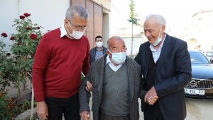 Başkan Tarhan, eski rakibi Hocaoğlu ile birlikte yaşlıları ziyaret etti