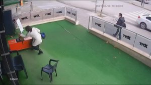 Başkent'te bir kadın hamile kediye önce vurdu sonra da elindeki çantayı fırlattı