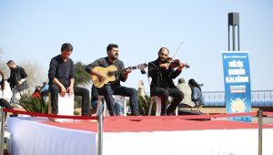 Canlı müzik performansı 'Müzik Şehrin Kalbinde' moral veriyor