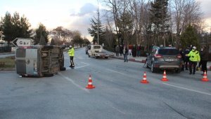 Cip ile çarpışan hafif ticari araç yan yattı: 1 yaralı