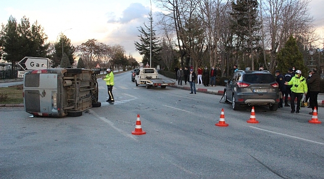 Cip ile çarpışan hafif ticari araç yan yattı: 1 yaralı