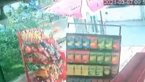 Cips standını rüzgara kaptıran marketçi: