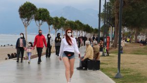 Cumartesi kısıtlamasının olmadığı Antalya'da sahil ve park yoğunluğu