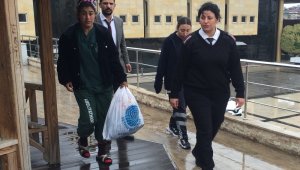 Doğumdan 1 hafta sonra ameliyat kıyafetiyle sokakta bulundu