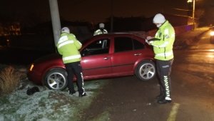 Ehliyetsiz sürücü, muayenesiz araçla tüfek ve uyuşturucu maddelerle yakalandı