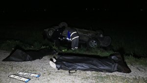 Elektrik direğine çarpan otomobil tarlaya devrildi: 2 ölü