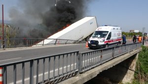 Erdemlide kaza yapan tır alev aldı