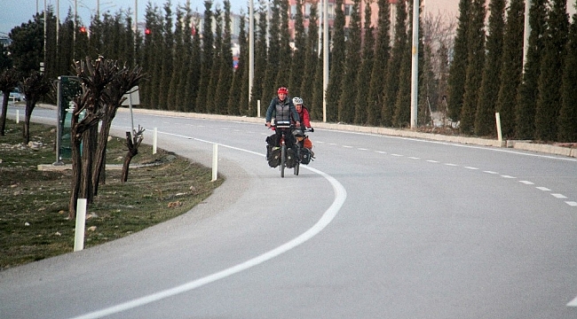 İngiltere'den dünya turuna çıkan bisiklet tutkunu çift, pedal çevirerek ülke ülke geziyor