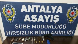 Kapının kilidini düşürüp 45 bin TL'lik ziynet eşyası çaldılar, kaçamadılar