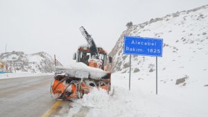 Kar savaşçılarının 1825 metre rakımlı karayolunda zorlu mesaisi