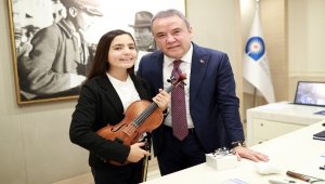 Keman Yıldızı Elif Eroğlu Polonya'da birincilik kazandı