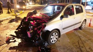 Kırmızı ışıkta geçen otomobil itfaiye aracına çarptı: 2 yaralı