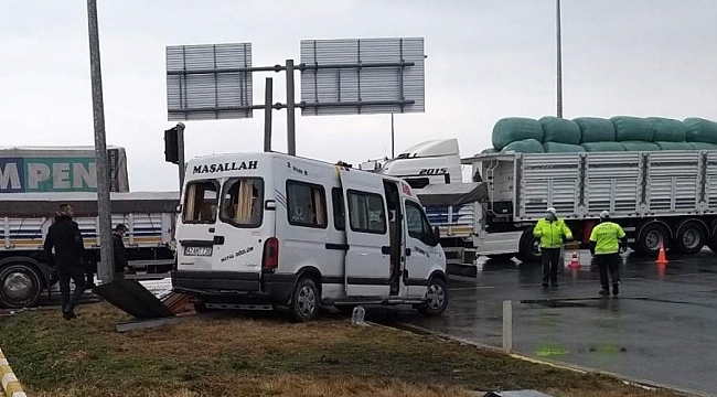 Konya’da işçileri taşıyan minibüs ile TIR çarpıştı: 8 yaralı