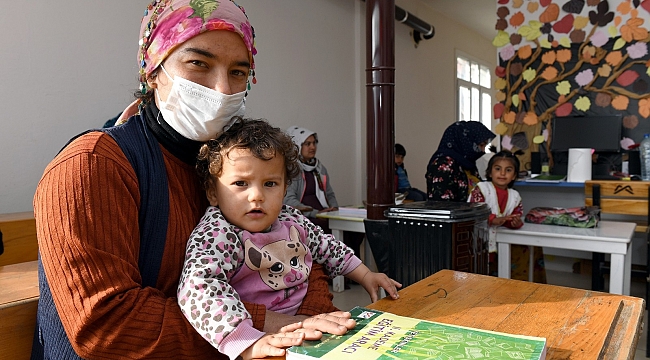 Kucaklarında bebekleriyle okuma-yazma öğreniyorlar