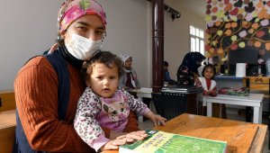 Kucaklarında bebekleriyle okuma-yazma öğreniyorlar