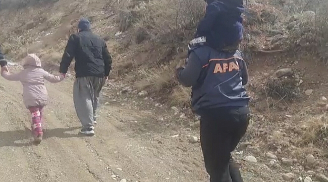 Mahsur kalan çocukları sırtlarında taşıyarak kurtardılar