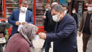 Maskesiz dışarı çıkan kadına Vali kendi elleriyle maske taktı