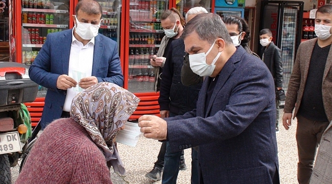 Maskesiz dışarı çıkan kadına Vali kendi elleriyle maske taktı