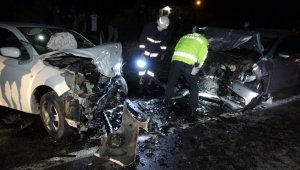 Mersin'de 2 otomobil kafa kafaya çarpıştı: 3 yaralı