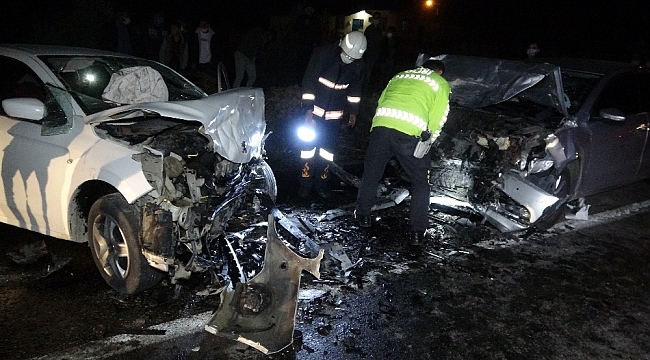 Mersin'de 2 otomobil kafa kafaya çarpıştı: 3 yaralı