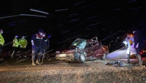 Otomobil kamyonete arkadan çarptı:1 ölü, 1 yaralı