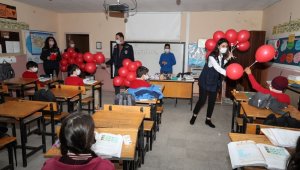 Polislerden çocuklara balon