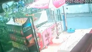 Rüzgarla ilerleyen cips standı, peşine market sahibini de taktı