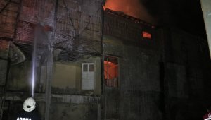 Tarihi evlerin yanındaki ahşap binada çıkan yangın korkuttu
