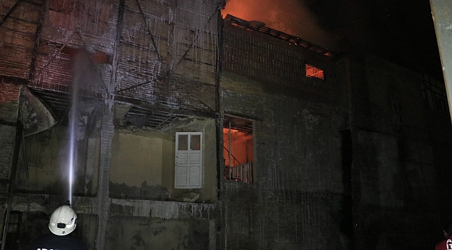 Tarihi evlerin yanındaki ahşap binada çıkan yangın korkuttu
