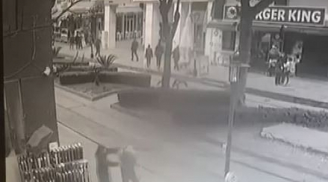 Yerden aldığı şişeyle yanında yürüyen kişiyi darp eden saldırgan, kadının araya girmesiyle kaçtı