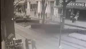 Yerden aldığı şişeyle yanında yürüyen kişiyi darp eden saldırgan, kadının araya girmesiyle kaçtı