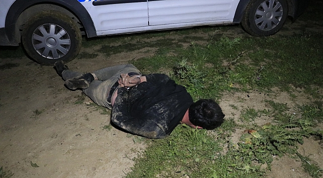 10 kilometre kaçıp tarlaya girdi, aracını tarlada bırakıp saklanırken yakalandı