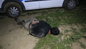 10 kilometre kaçıp tarlaya girdi, aracını tarlada bırakıp saklanırken yakalandı