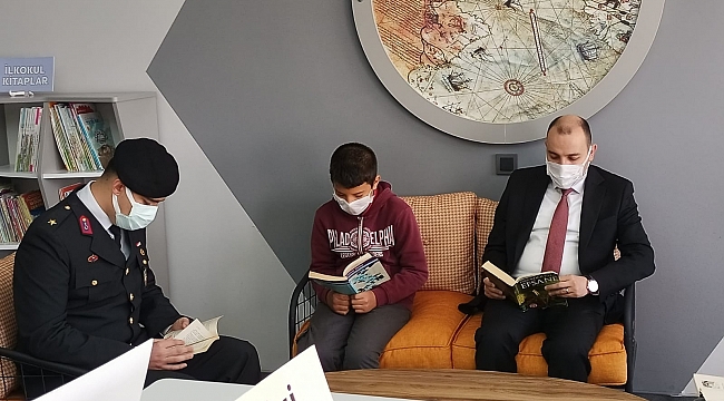Aksaray'da jandarmadan köy okuluna kitap bağışı