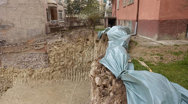 Ankara'da temelinde toprak kayması oluşan 3 katlı Saadet apartmanı tahliye edildi