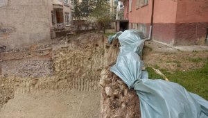 Ankara'da temelinde toprak kayması oluşan 3 katlı Saadet apartmanı tahliye edildi