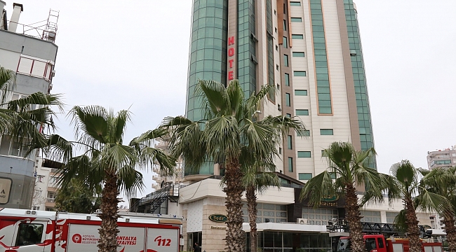 Antalya'da 11 katlı otelin çatısından çıkan dumanlar korkuttu