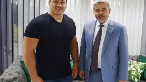 ASÜ Rektörü Şahin Milli Güreşçi Kayaalp'i tebrik etti