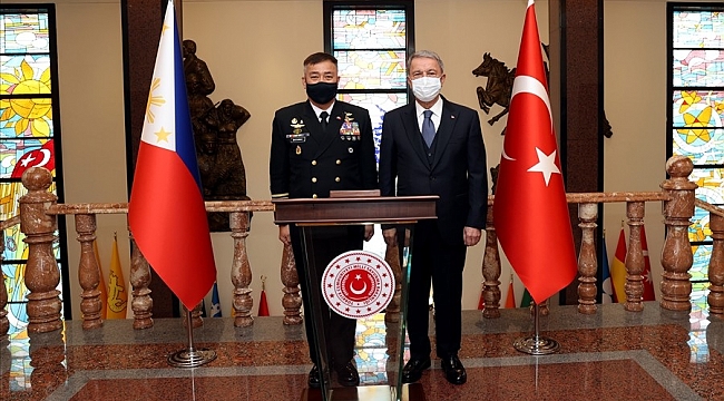 Bakan Akar, Filipinler Deniz Kuvvetleri Komutanı'nı kabul etti