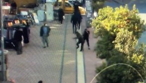 Cadde ortasında kadına dehşeti yaşattı, zorla girdiği evde saklanmaya çalıştı
