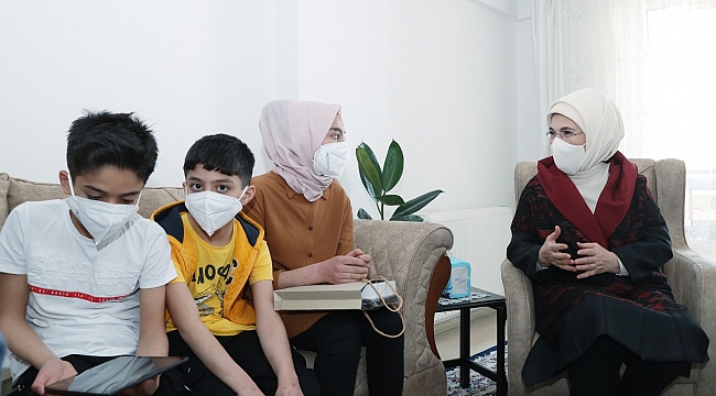 Emine Erdoğan, Suriyeli bir aileyi ziyaret etti