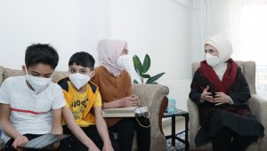 Emine Erdoğan, Suriyeli bir aileyi ziyaret etti