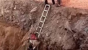 İnşaat çukurunda mahsur kalan köpek itfaiye operasyonuyla kurtarıldı