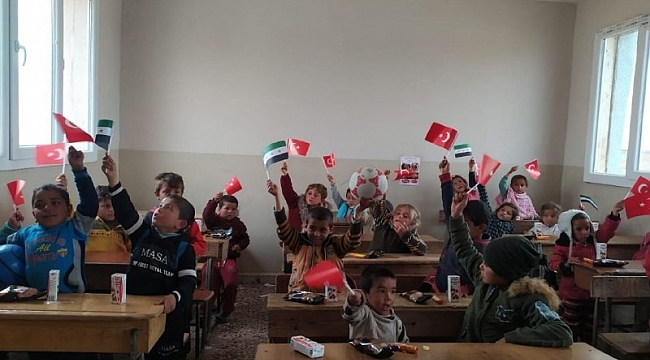 Kahraman Mehmetçik çocukların yüzünü güldürdü
