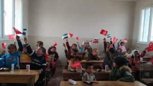 Kahraman Mehmetçik çocukların yüzünü güldürdü