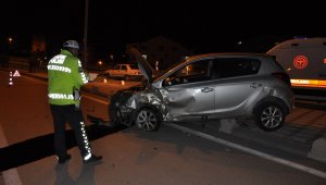 Karaman'da çarpışan otomobiller kaldırıma savruldu: 1 yaralı