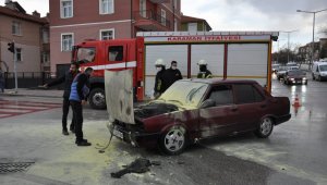 Karaman'da seyir halindeki otomobil alev aldı