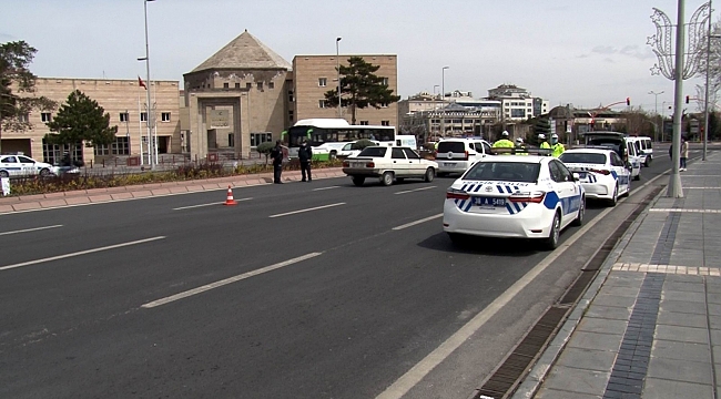 Kayseri'de cadde ve sokaklar boş kaldı, araç ve vatandaşlar denetlendi