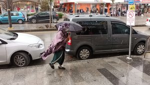 Kırşehir'de 'kırk ikindi' yağışları on dakikada hayatı felç etti